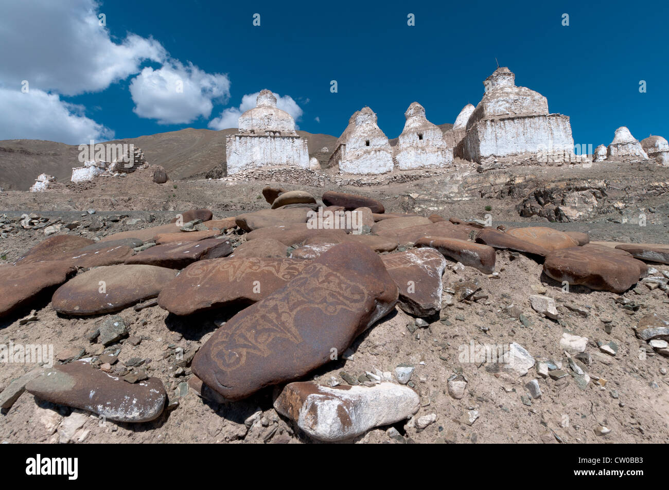 Gebet-Steinen und Chortons an der Seite der Straße nach Stok Palace, Stok, Ladakh, Indien Stockfoto