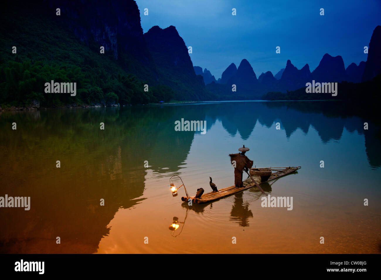 chinesische Kormoran Fischer mit seinem Boot Stockfoto