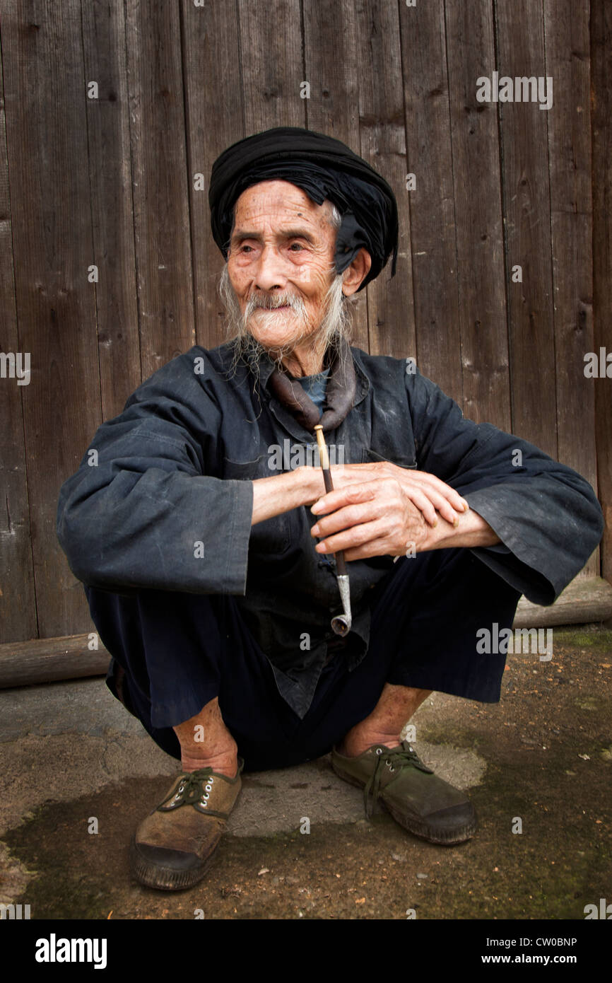 ältere chinesische Mann sitzt Stockfoto