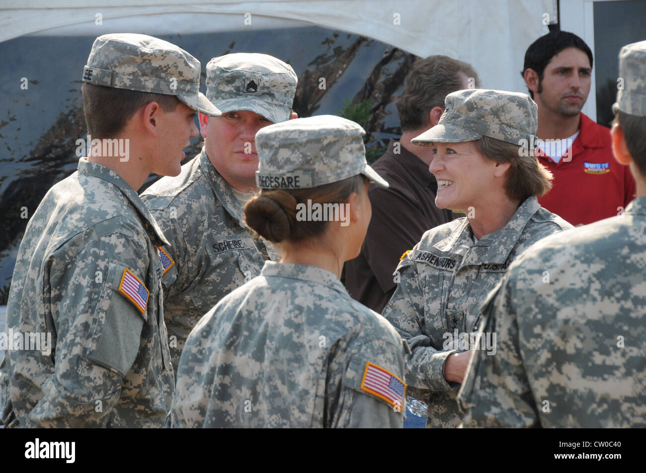 Adjutant General der Ohio Nationalgarde, Major General Deborah A. Ashenhurst, spricht mit Wachmitgliedern, die ausgewählt werden, um in einem zweisitzigen Indy-Auto auf dem Mid-Ohio Sports Car Course am 2. August 2012 zu fahren. Die Nationalgarde sponsert Fahrer JR Hildebrand. Stockfoto
