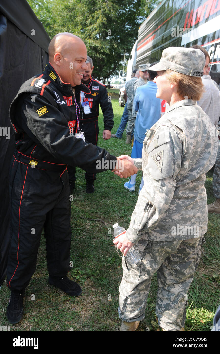 Ohio National Guard Adjutant General, Major General Deborah A. Ashenhurst, spricht mit Ohio Army Assistant Adjutant General, Brigadier General John C. Harris Jr. vor seiner Fahrt in einem zweisitzigen Indy Auto mit Mario Andretti auf Mid-Ohio Sports Car Course, 2. August 2012. Die Nationalgarde sponsert Fahrer JR Hildebrand. Stockfoto