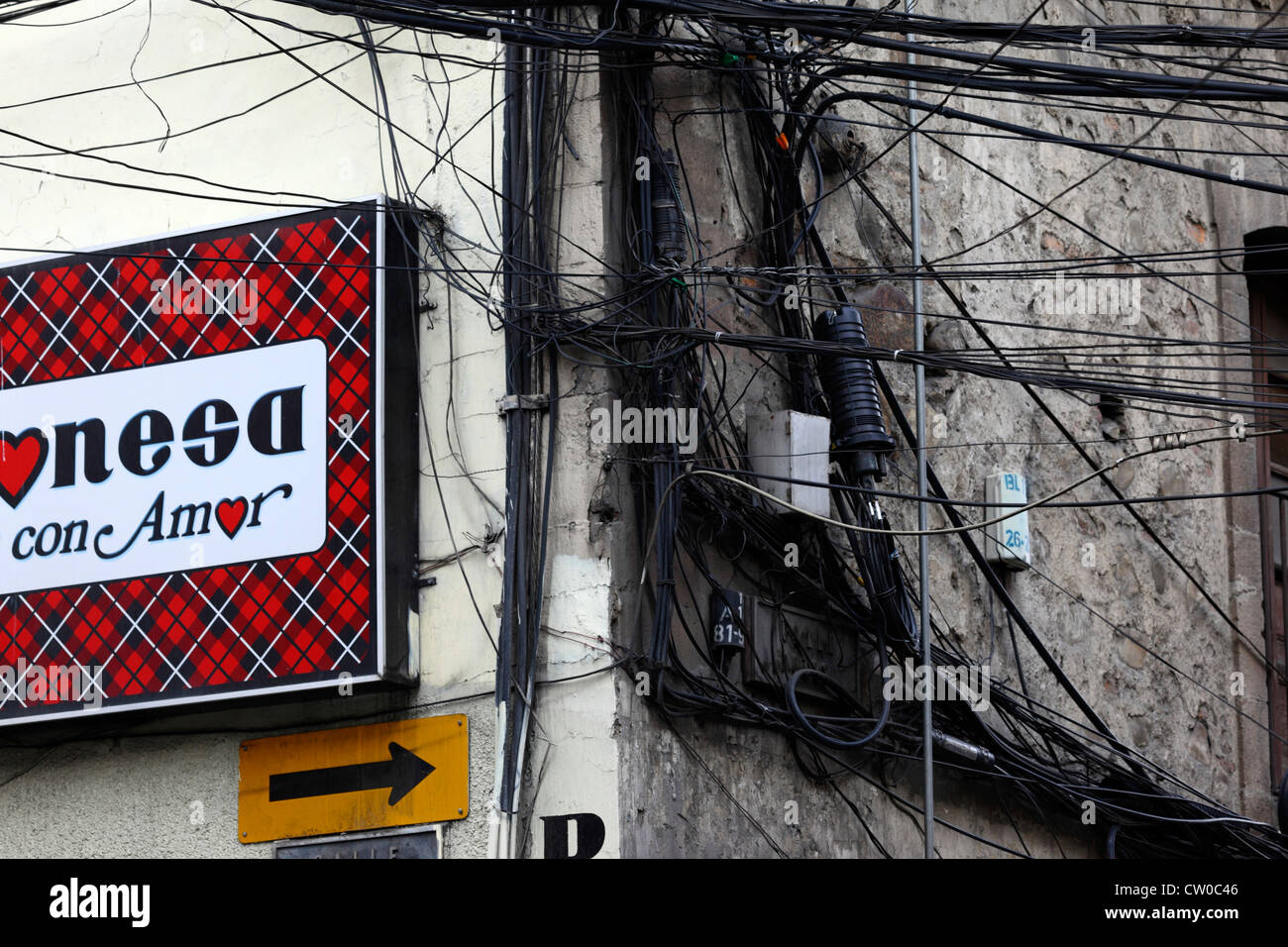 Elektrische Kabelsalat und Schild mit Liebe Herzen an Wand der alten Gebäude, La Paz, Bolivien Stockfoto