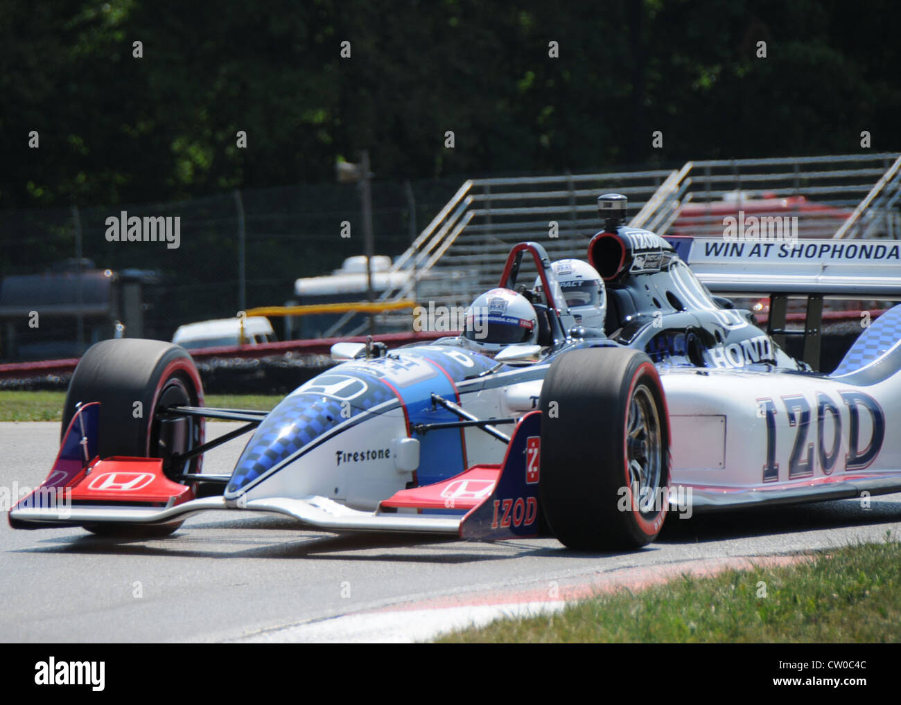 Mario Andretti, der den Wachmitgliedern eine Fahrt in einem zweisitzigen Indy-Auto auf dem Mid-Ohio Sports Car Course, 2. August 2012, bietet. Die Nationalgarde sponsert Fahrer JR Hildebrand. Stockfoto
