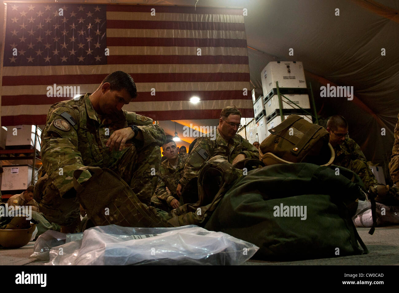 Transient Airmen warten auf Anweisungen zur Montage einzelner Schutzausrüstung während der Ausrüstungsverteilung im Transit Center in Manas, Kirgisistan, 4. August 2012. Die Gerätetechniker des Transit Center Expeditionary Theatre Distribution Center unterstützen die Einlegestellen und Wiederausrüstungen 24 Stunden am Tag, 365 Tage im Jahr Stockfoto