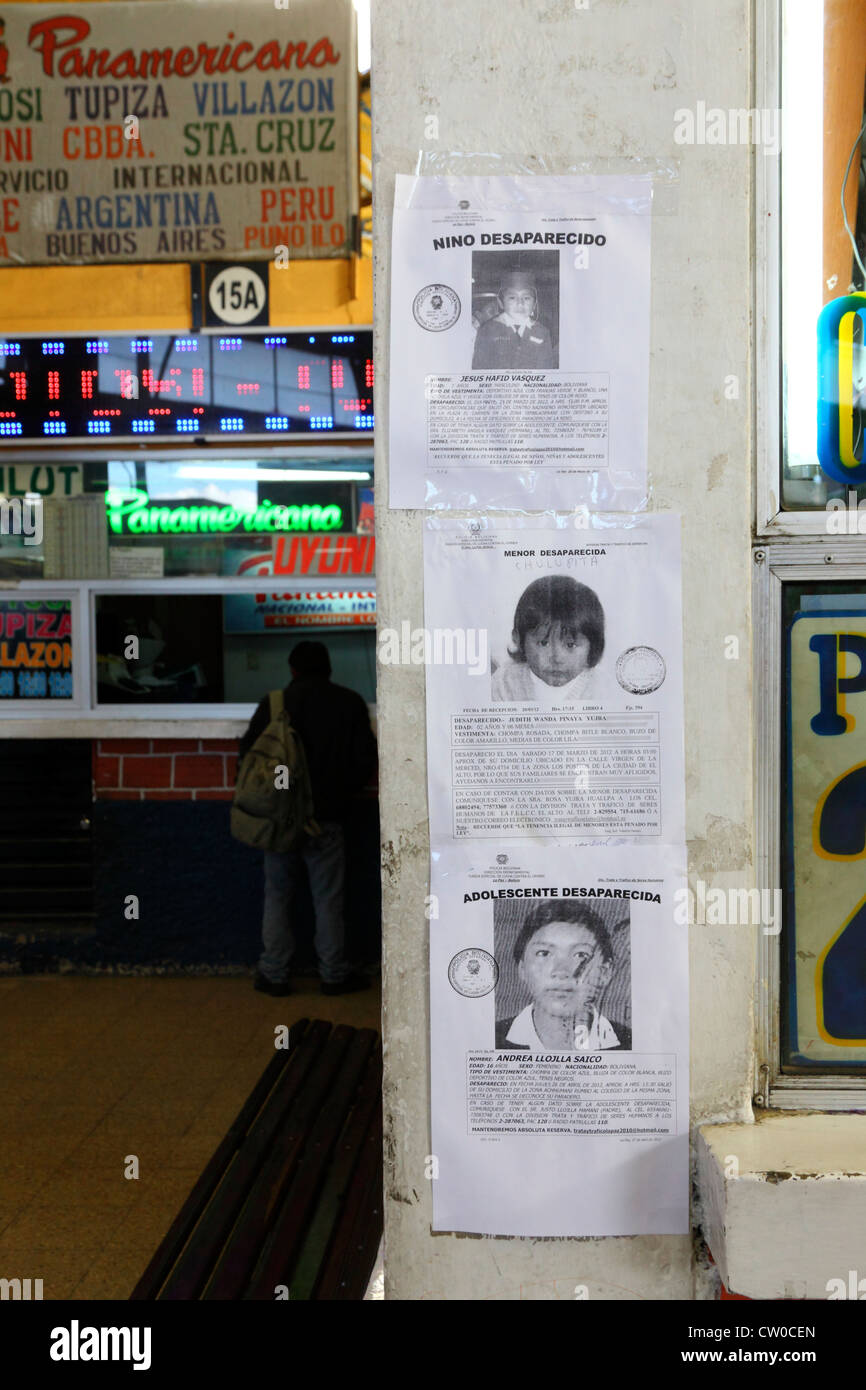 Plakate mit Bildern von vermissten Kindern neben Fahrkartenschalter in Main Busbahnhof, La Paz, Bolivien Stockfoto