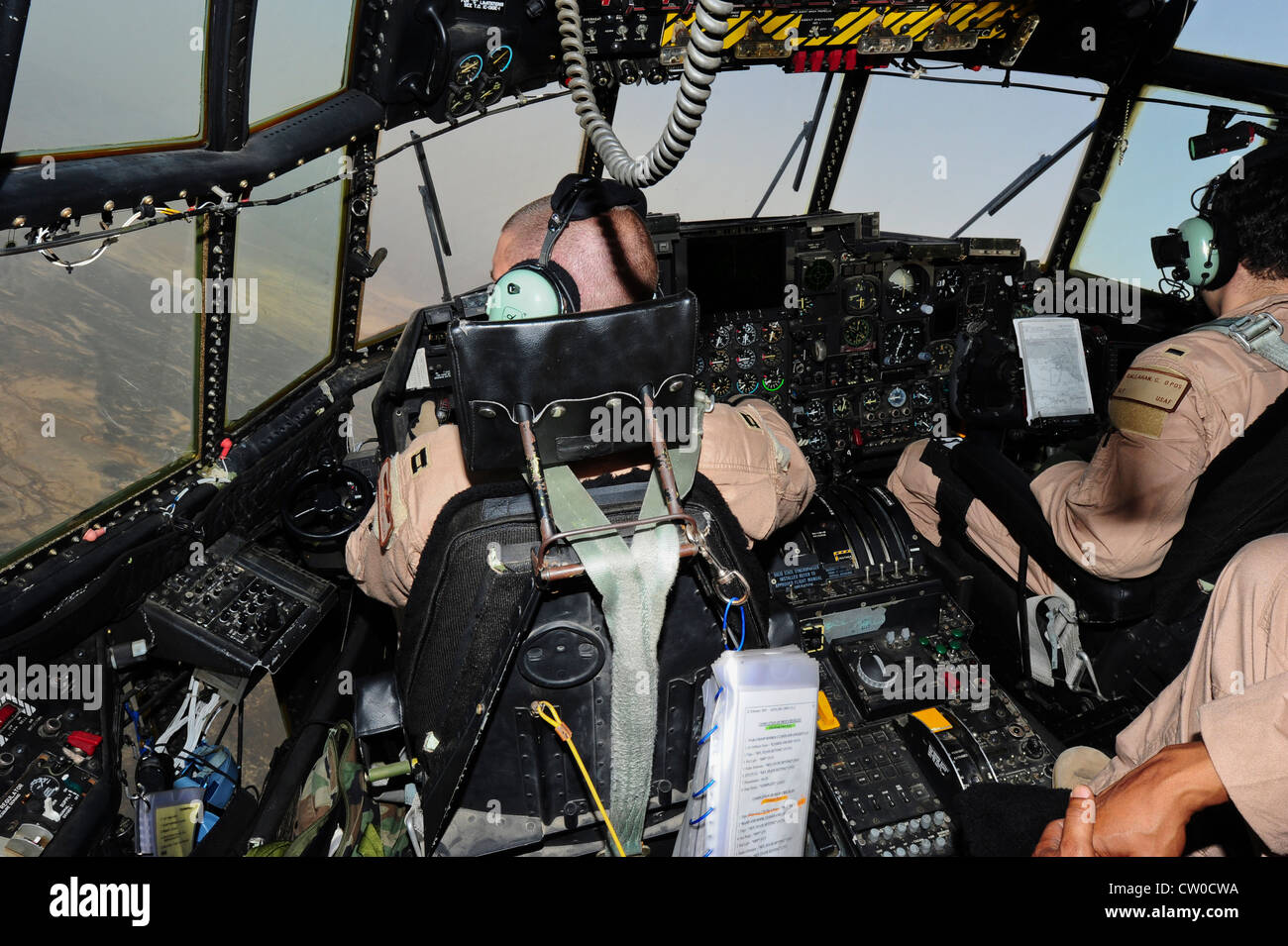US Air Force Capt. Nicholas Miller (links) und 1. LT. Corey Callahan vom 81st Expeditionary Rescue Squadron (ERQS) pilotieren einen HC-130P Combat King auf einer Trainingsmission am 30. Juli 2012 über die Grand Bara Wüste, Dschibuti. Die 82. ERQS und Pararescuemen der 81. ERQS führten Trainingsübungen zur Unterstützung der kombinierten Joint Task Force - Horn von Afrika durch. Stockfoto