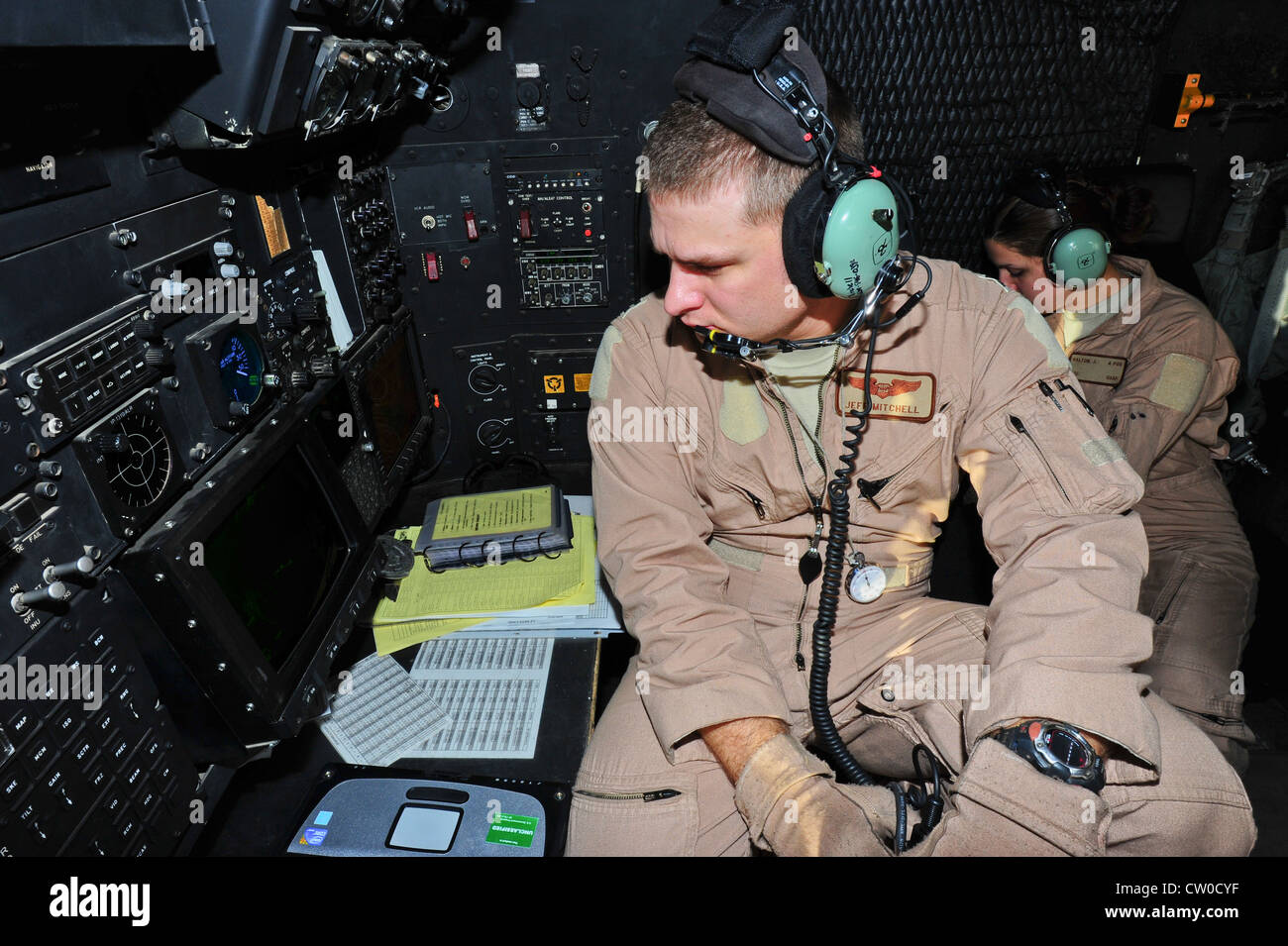 US Air Force Capt. Jeff Mitchell, Navigator (links) und Airman 1st Class Jamie Dalton, Spezialist für Flugsysteme der 81st Expeditionary Rescue Squadron (ERQS) überwachen ihre Stationen an Bord eines HC-130P Combat King auf einer Trainingsmission am 30. Juli 2012 über der Grand Bara Wüste in Dschibuti. Die 82. ERQS und Pararescuemen der 81. ERQS führten Trainingsübungen zur Unterstützung der kombinierten Joint Task Force - Horn von Afrika durch. Stockfoto