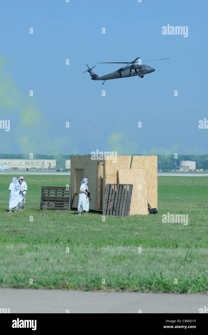 Mock Gegner kriechen als ein UH-60 Blackhawk nähert sich der Campbell Army Airfield Dienstag. Diese Demonstration war eine Probe für den Luftangriff, der am Samstag im Rahmen der Fort Campbell Air Show stattfinden wird, die um 10 Uhr beginnt Stockfoto