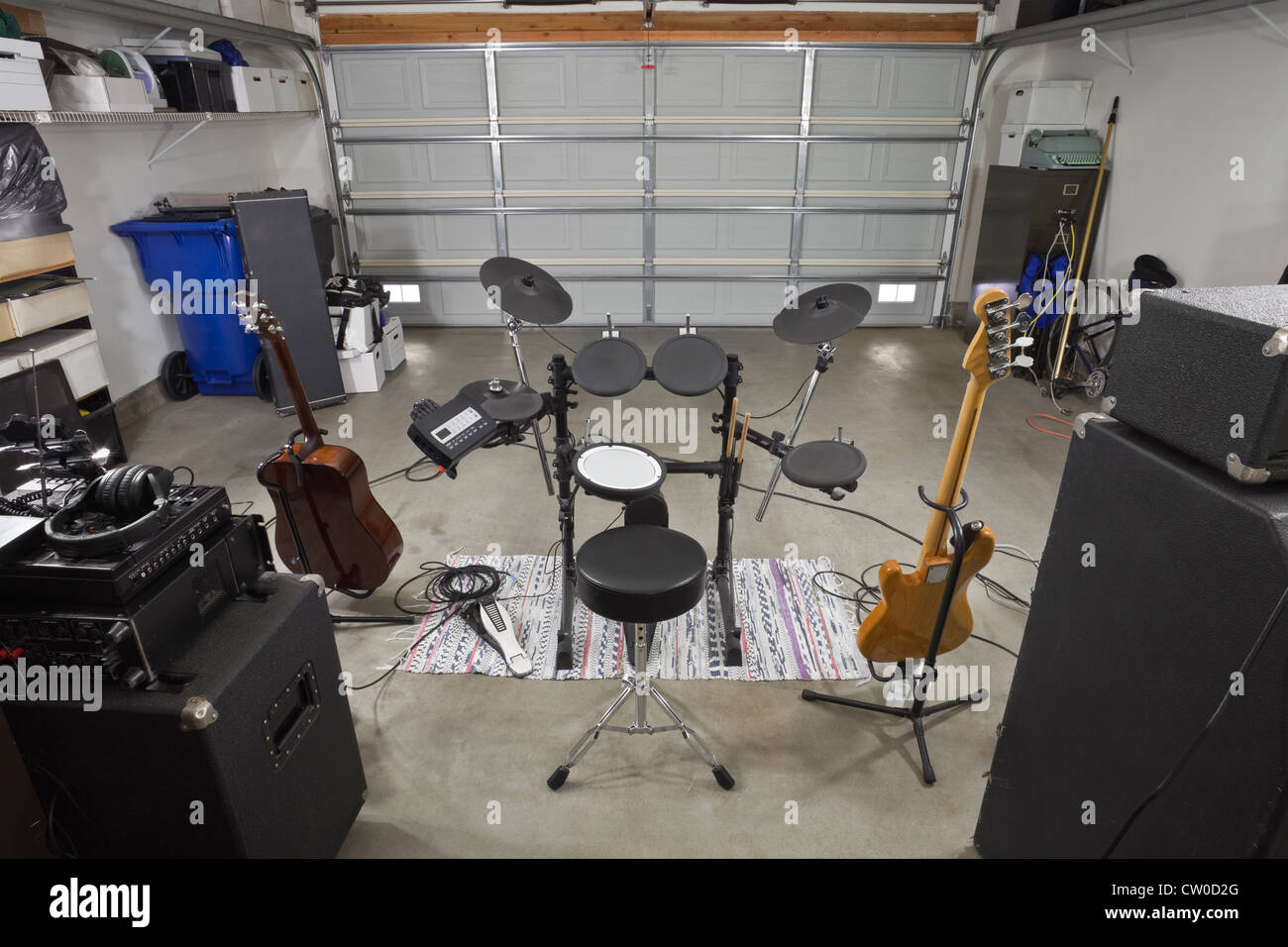 Garage-Rock-Band-Musik-Equipment. Backstage-Ansicht. Stockfoto