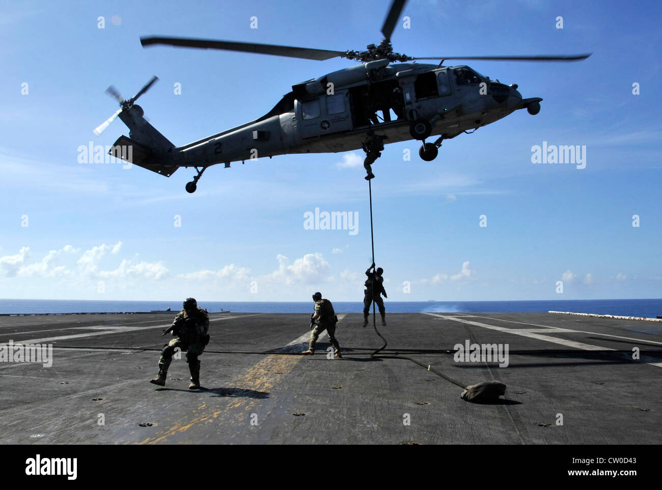 Matrosen stoßen während 72 einer Luftkraftdemonstration von einem MH-60S Seahawk-Hubschrauber ab, der dem Golden Falcons of Helicopter Sea Combat Squadron (HSC) 12 zugewiesen wurde. Lincoln kehrt nach Abschluss eines achtmonatigen Umzuges in die USA zurück, während dessen er in den Verantwortungsbereichen der 5., 6. Und 7. Flotte tätig war. Stockfoto