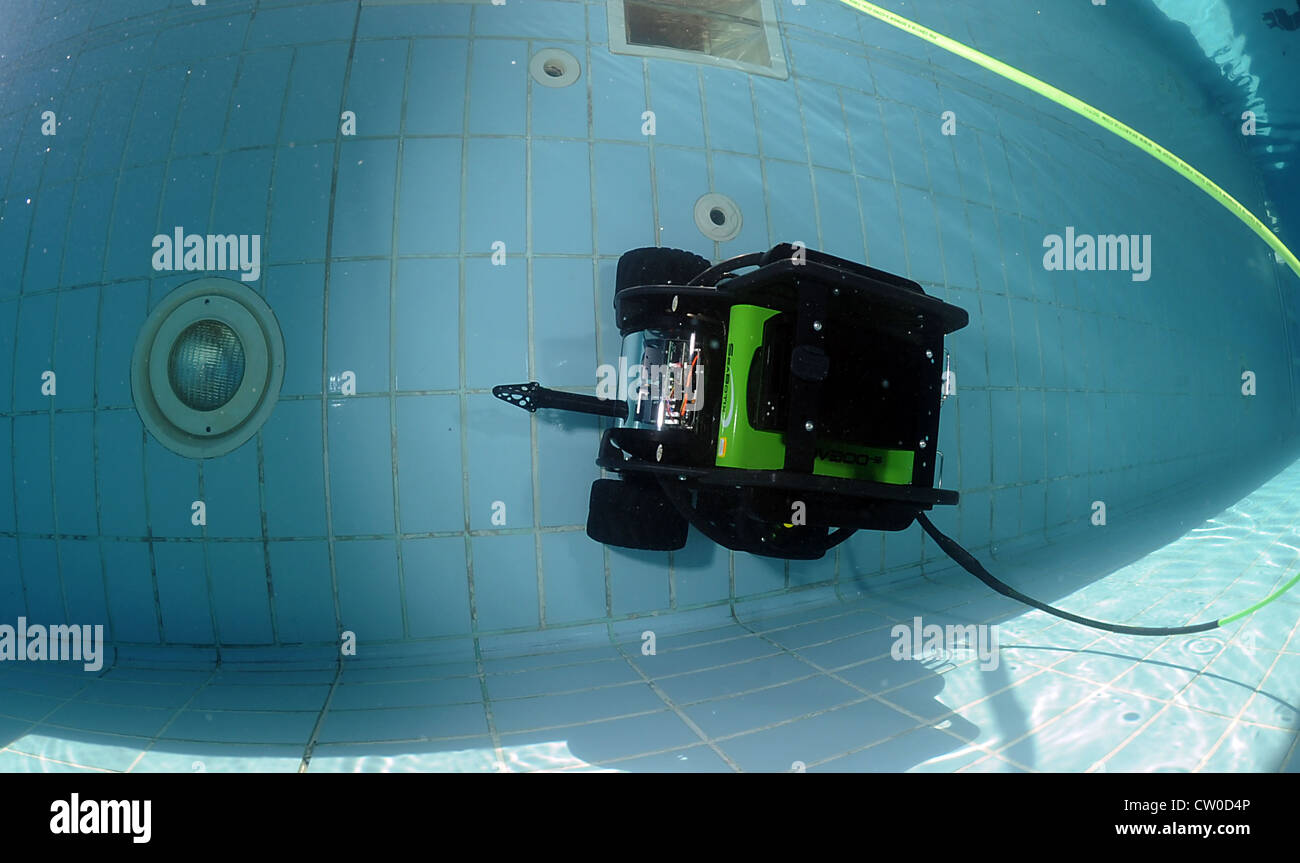 Die Sprengstoffdeponie (EODMU) 1, 11 und 12 führen Pooltests des Unterwasseraufklärungsfahrzeugs SEABOTIX durch. EODMU-1, 11 und 12 werden Commander, Task Group 56.1, die Minengegenmaßnahmen, Sprengstoffverordnung Entsorgung, Bergungsabtauchen, Terrorismusbekämpfung und Gewaltschutz für die US-5. Flotte Bereich der Verantwortung. Stockfoto