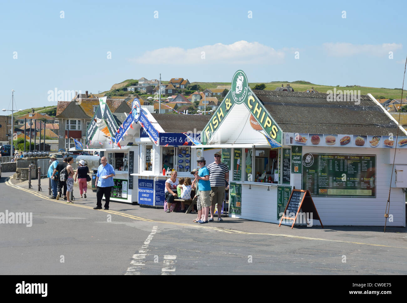 Harbourside Fastfood Kioske, West Bay, Dorset, England, Vereinigtes Königreich Stockfoto