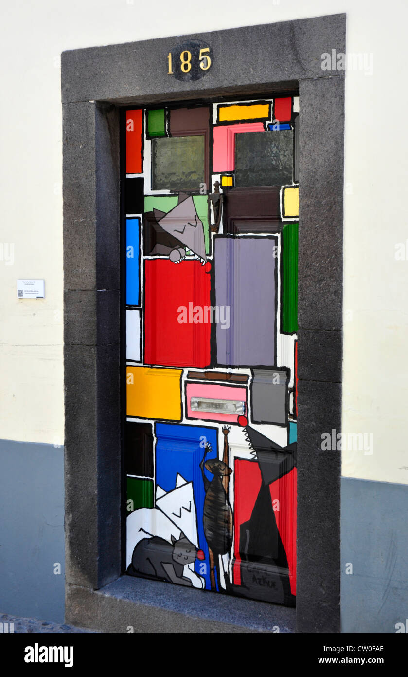 Portugal - Maderira Insel - Funchal - Zona Velha - Old Town - lackierte Tür durch lokale Künstler - Teil der Arbeit, Bereich zu erhellen. Stockfoto