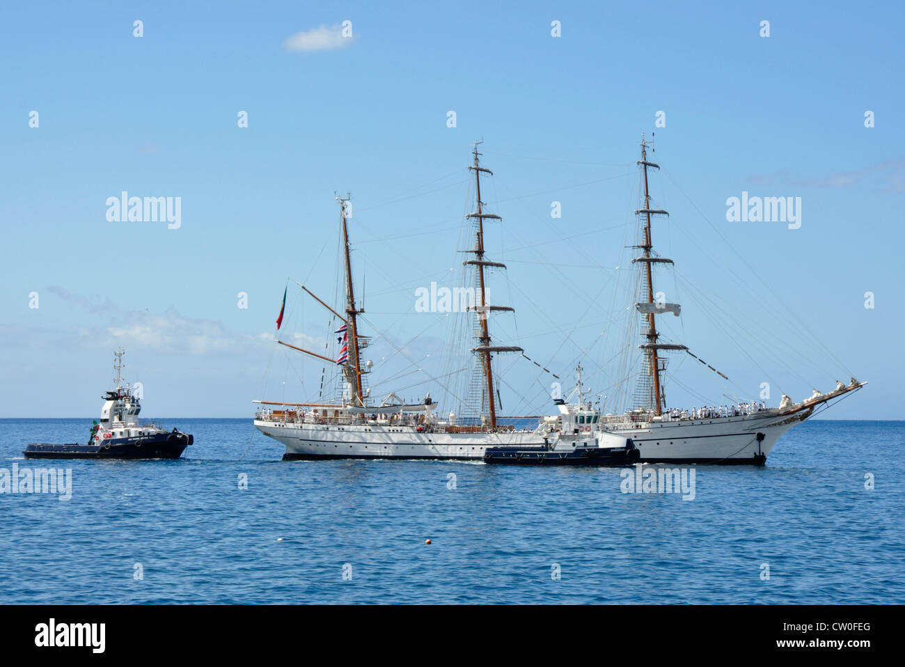 Portugal - Madeira - aus Funchal Harbour - drei Masten Segelschiff - begleitet von lokalen Schlepper Stockfoto