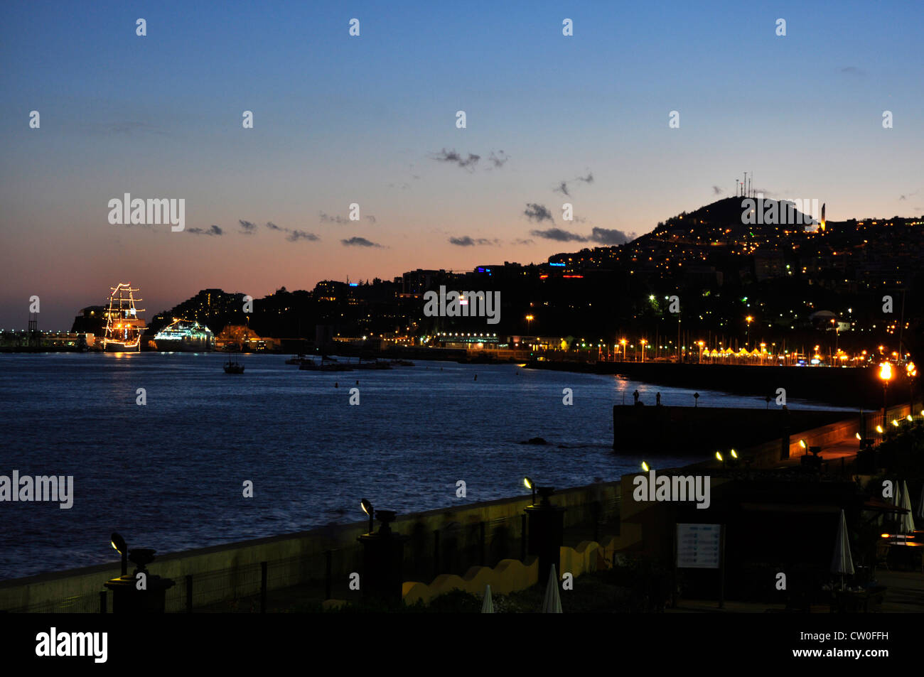 Portugal - Madeira - Funchal - Sweep der Bucht - bei Sonnenuntergang - funkelnden Lichter - Reflexionen im Meer - Hang Hintergrund Stockfoto