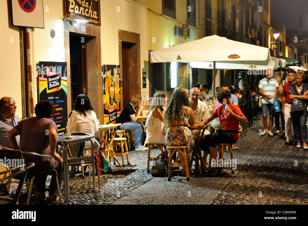 Portugal - Madeira - Funchal Zona Velha - lebendige Café + Restaurant Leben - unter den Rücken Straßenleuchten Stockfoto