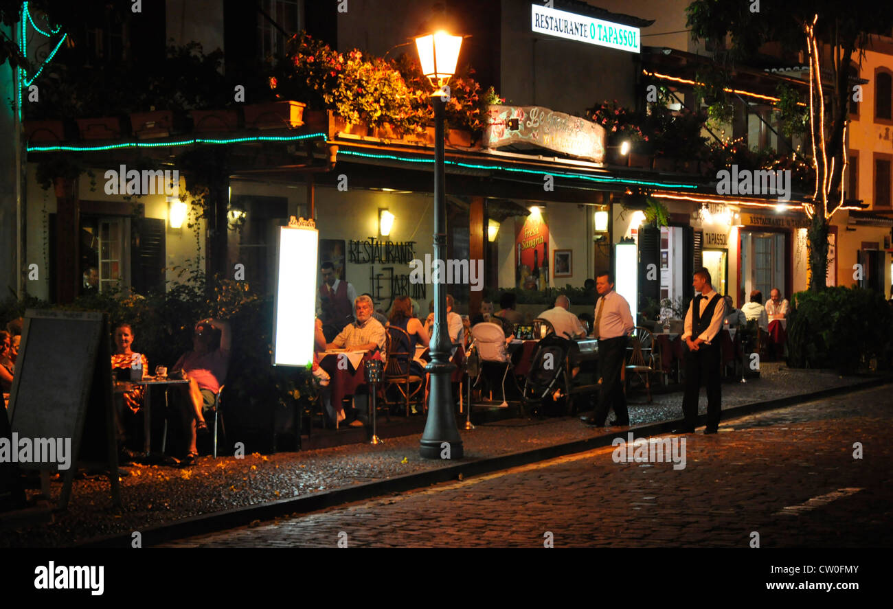 Portugal - Funchal Zona Velha - Open-Air Restaurant Nachtleben - auf der Rua D Carlos in der Altstadt Stockfoto