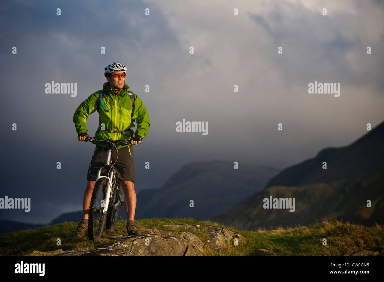 Mountainbiker auf grasbewachsenen Hang Stockfoto