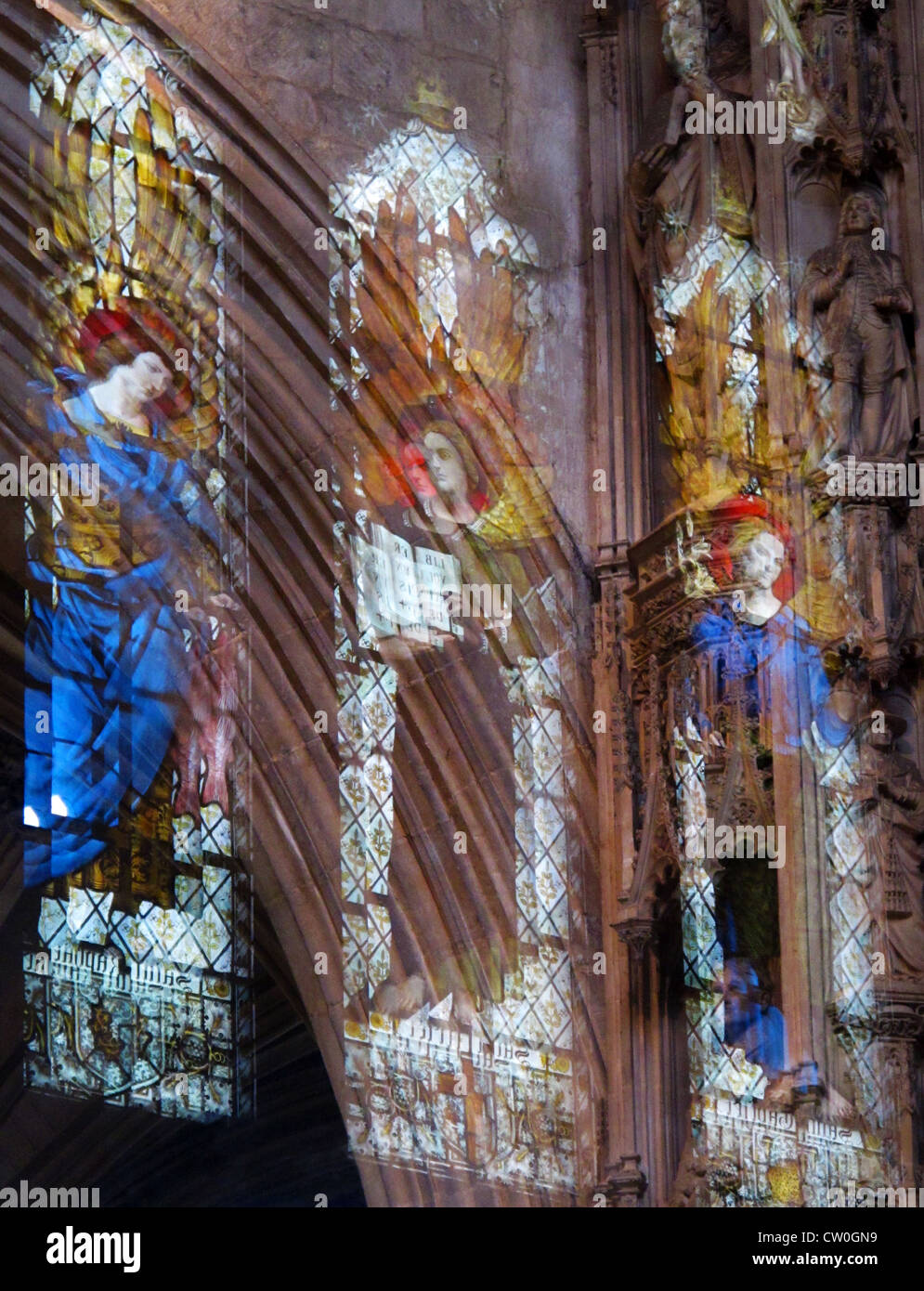 Glasmalerei-Reflexionen in Winchester Cathedral, Winchester, Hampshire, UK Stockfoto