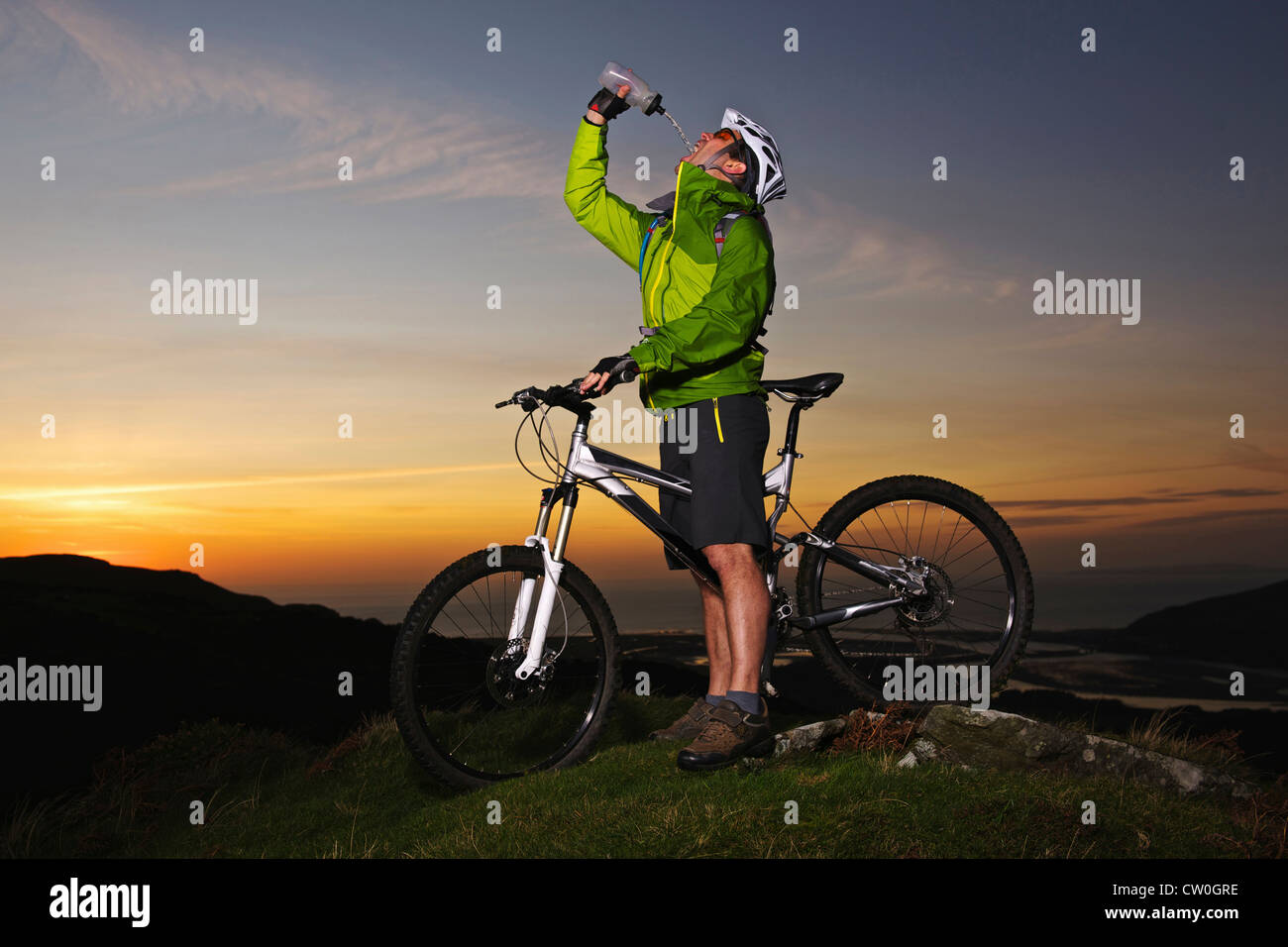 Mountain Biker Trinkwasser auf Hügel Stockfoto