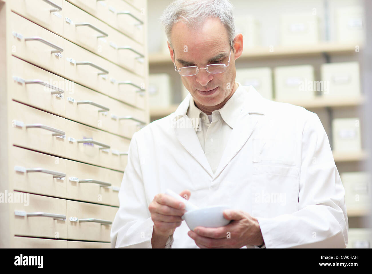 Apotheker mit Stößel und Mörser Stockfoto