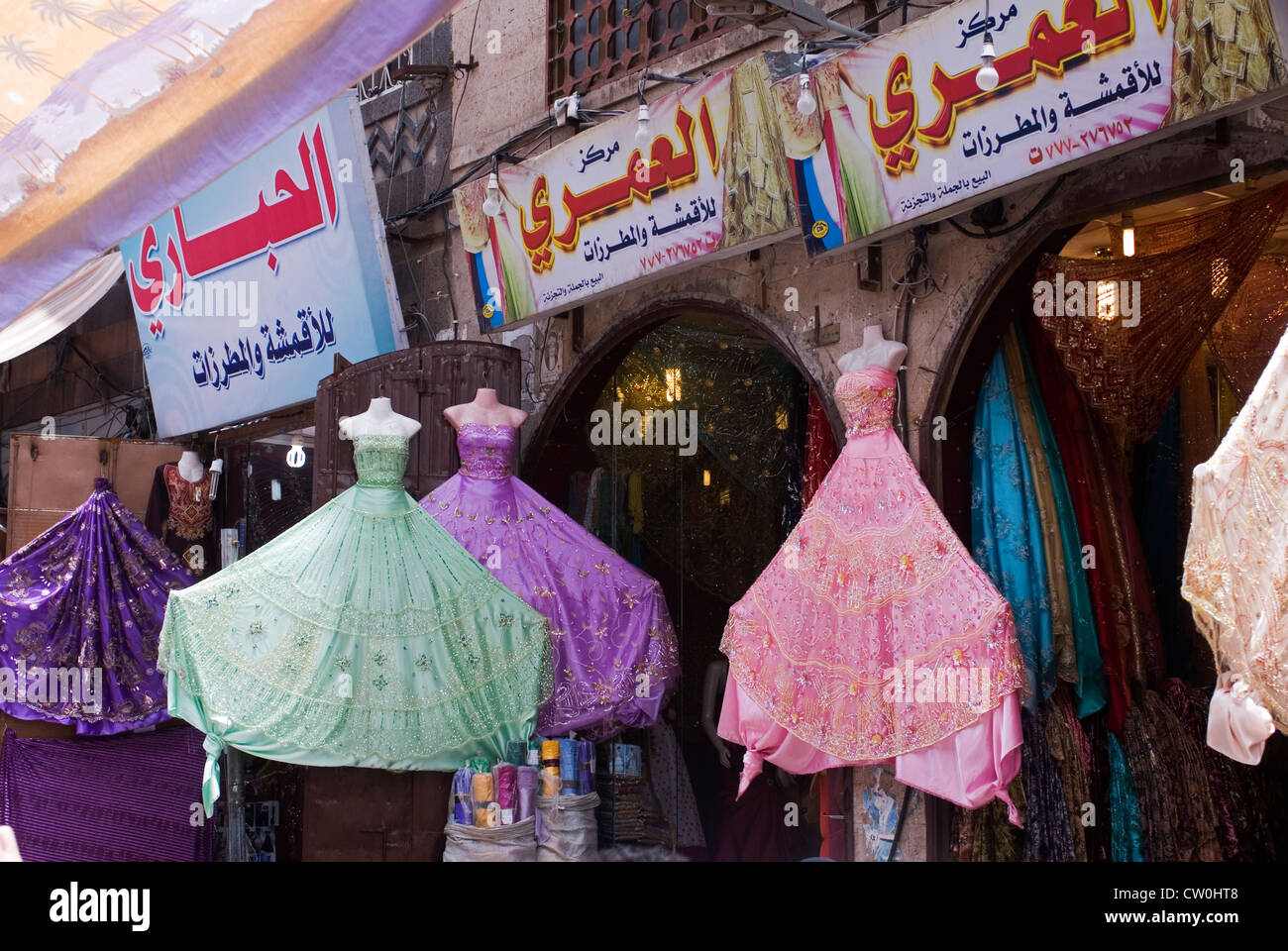 Hängende Kleidung im Souk von Sana'a, einem UNESCO-Weltkulturerbe, Jemen, Westasien, Arabische Halbinsel. Stockfoto
