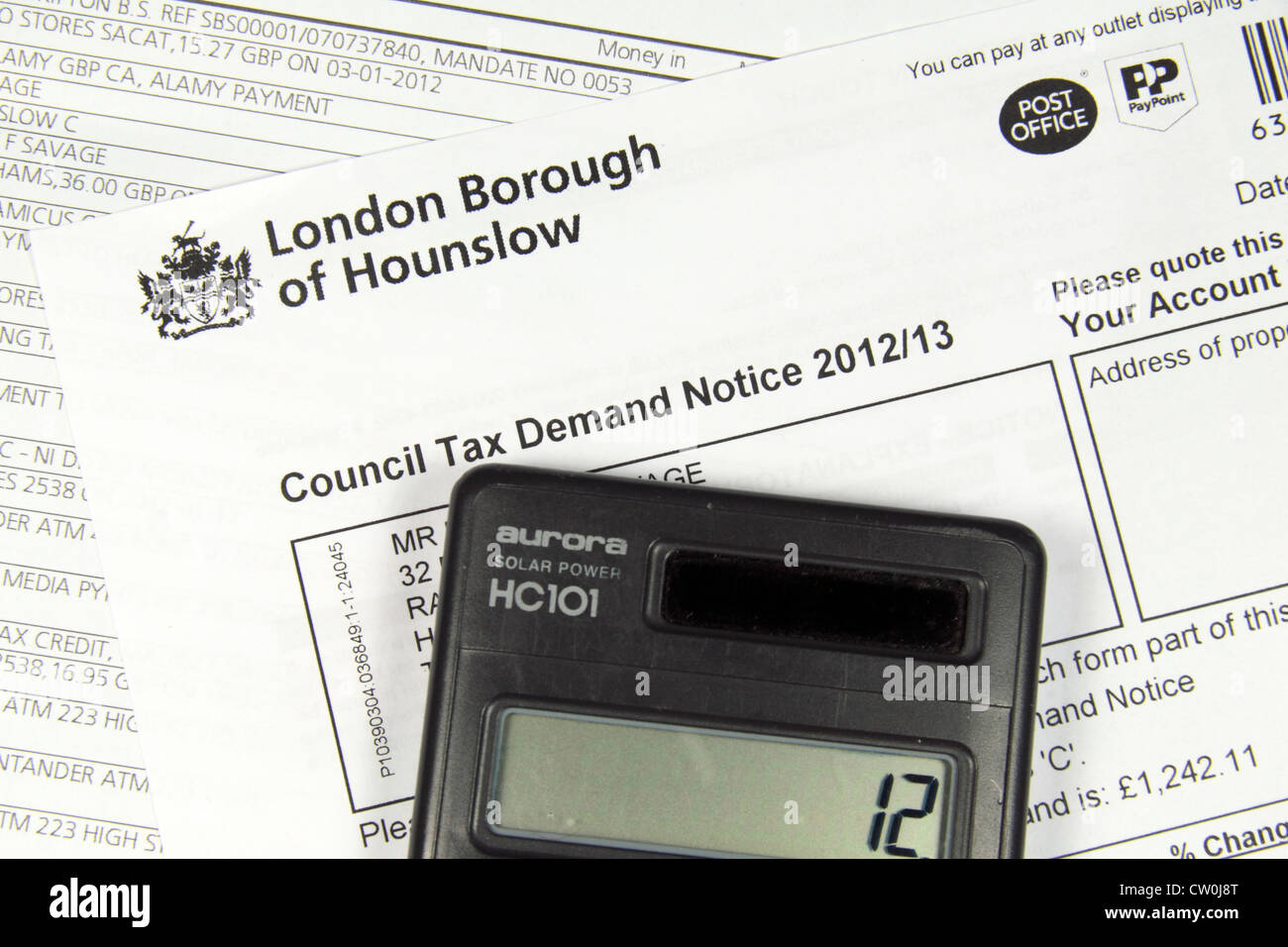 Rechner sitzen auf einer London Borough of Hounslow Rat Tax Bill 2012.13 und einen Kontoauszug. Stockfoto