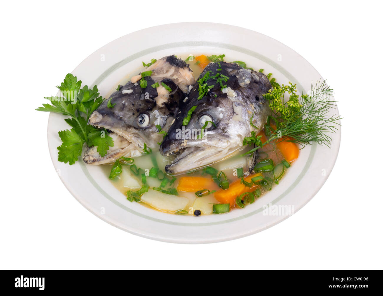 Fischsuppe in alte keramische Massenproduktion Platte wird aus den Köpfen der Lachs gebraut. Brühe mit Reis, Kartoffeln, Karotten, grüne oni Stockfoto