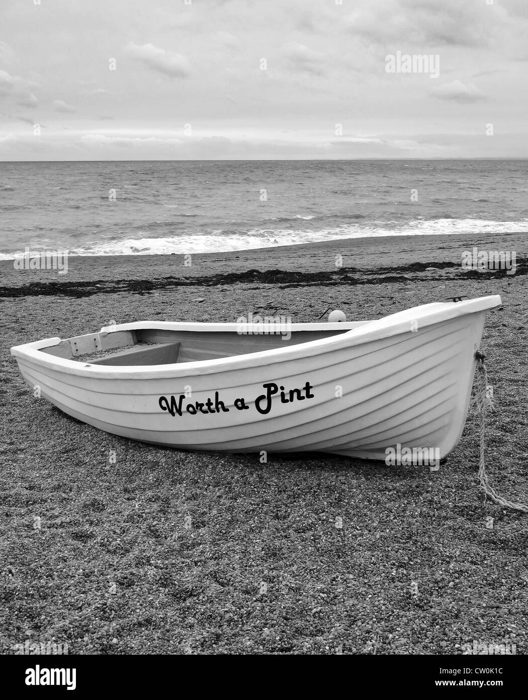 Boot "Lohnt sich ein Pint" auf Burton Bradstock Strand, Dorset, Großbritannien Stockfoto