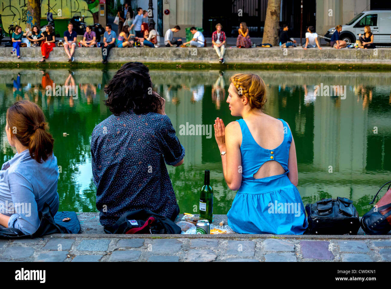 Paris, Frankreich, junge Menschen in der Canal Saint Martin, französischer Wein trinken Stockfoto