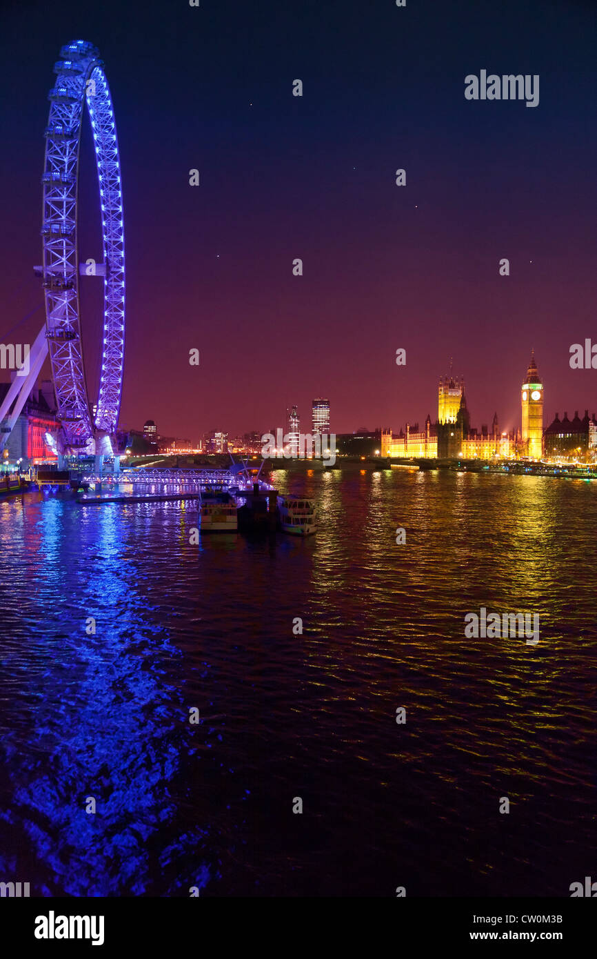 Der Palace of Westminster und London Eye bei Nacht Stockfoto