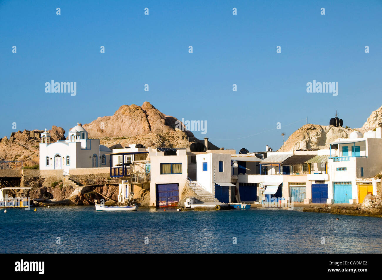 Fischer-Häuser in Felsen am Mittelmeer Meer Firopotamos griechischen Insel Milos Kykladen Griechenland Stockfoto