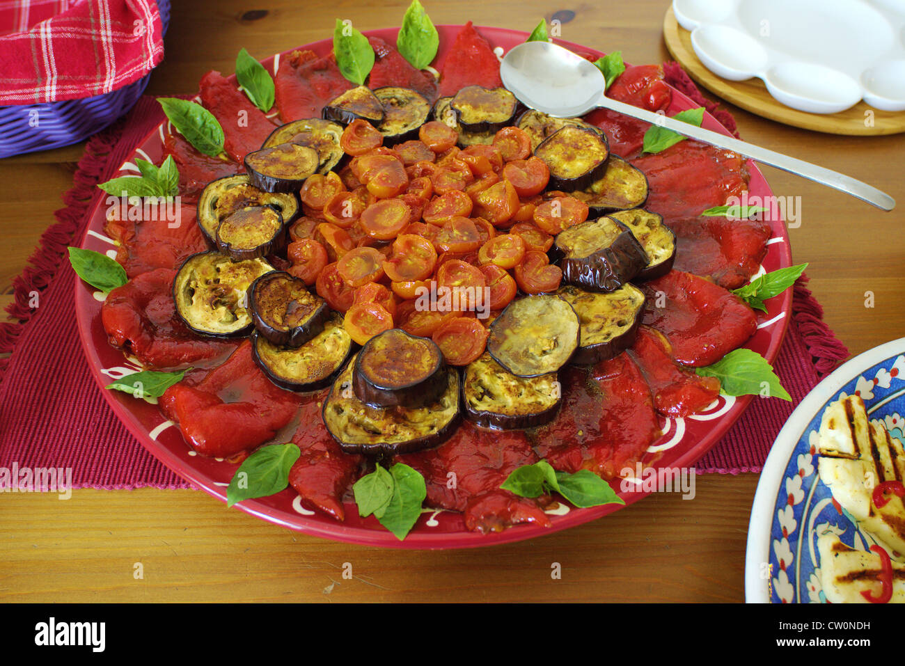 Gebratene Scheiben von Ei zu Pflanzen, Cherry-Tomaten, rote Paprika und Basilikum auf dem Teller Stockfoto