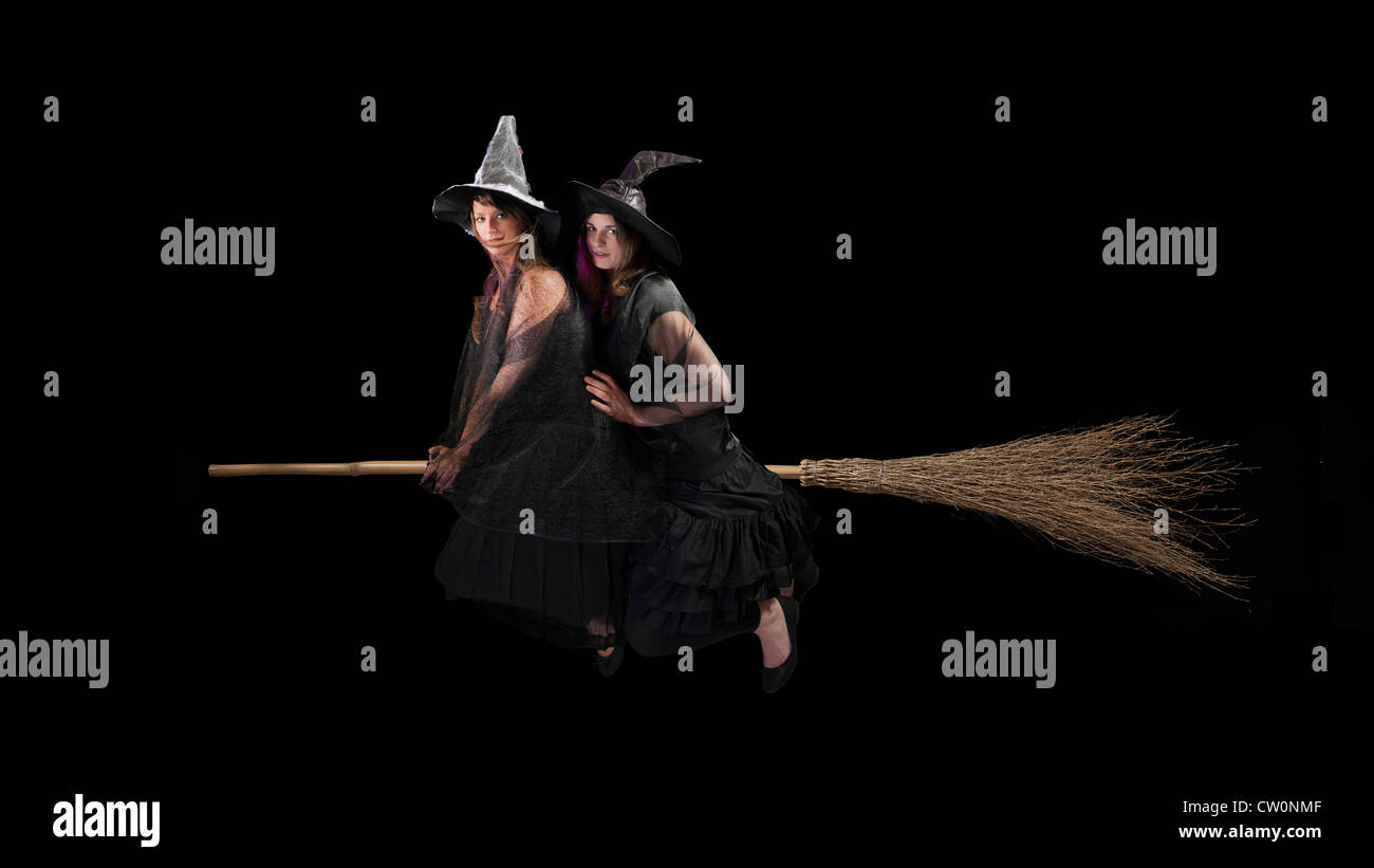 zwei fliegende Halloween Hexen Stockfoto