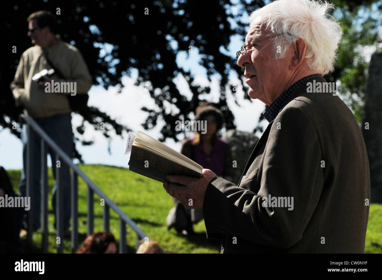 Nobel Laureatus Seamus Heaney Dichter, Lesung in der 3. Feis Teamhra an der Hill of Tara, Ireland Stockfoto