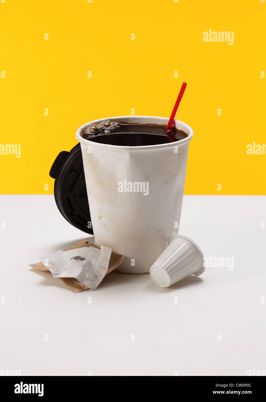 Eine Kaffeetasse mit rühren Stock, Serviette, Deckel, Milchkännchen Paket und Zucker. Stockfoto