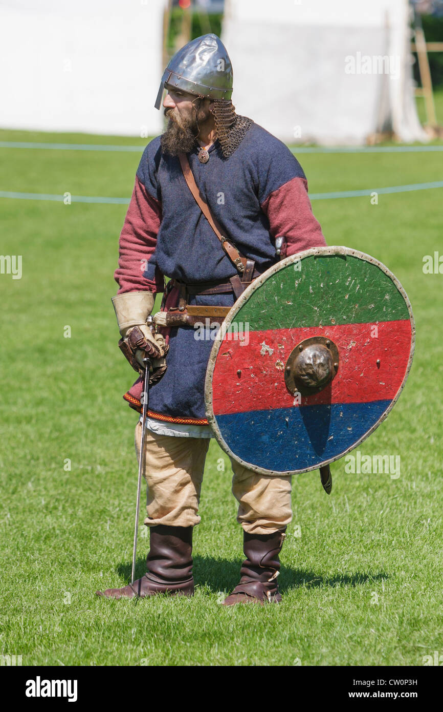 Mann in frühen mittelalterlichen Kostüm steht mit Schwert und Schild während Anglo-Saxon und Viking Reenactment. St Albans, UK. Mai 2012 Stockfoto