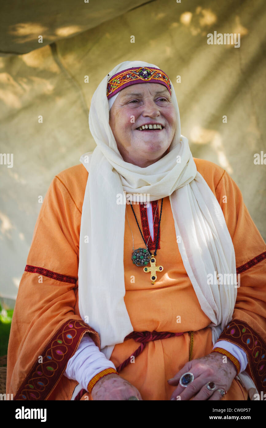 Frau in der frühen mittelalterlichen Kostümen. St Albans, UK. Mai 2012 Stockfoto