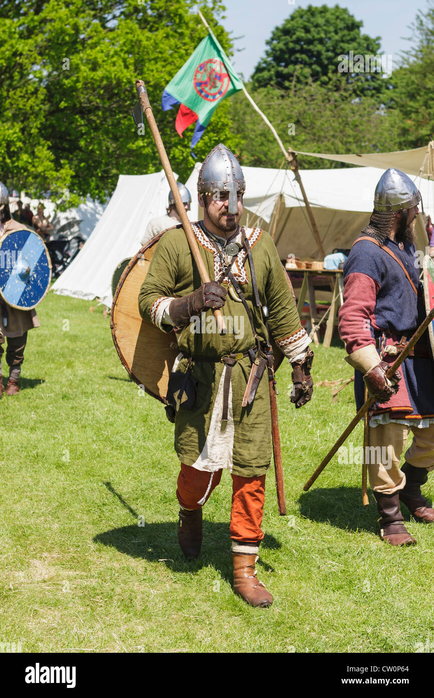 Mann in mittelalterlichen Kostümen Replik während Viking / angelsächsischen Reenactment. St Albans, UK. Mai 2012 Stockfoto
