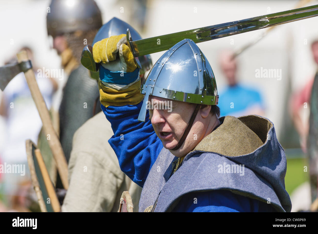 Mann in mittelalterlichen Kostümen Replik während Viking / angelsächsischen Reenactment. St Albans, UK. Mai 2012 Stockfoto