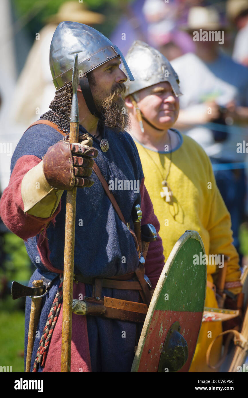 Mann in mittelalterlichen Kostümen Replik während Viking / angelsächsischen Reenactment. St Albans, UK. Mai 2012 Stockfoto