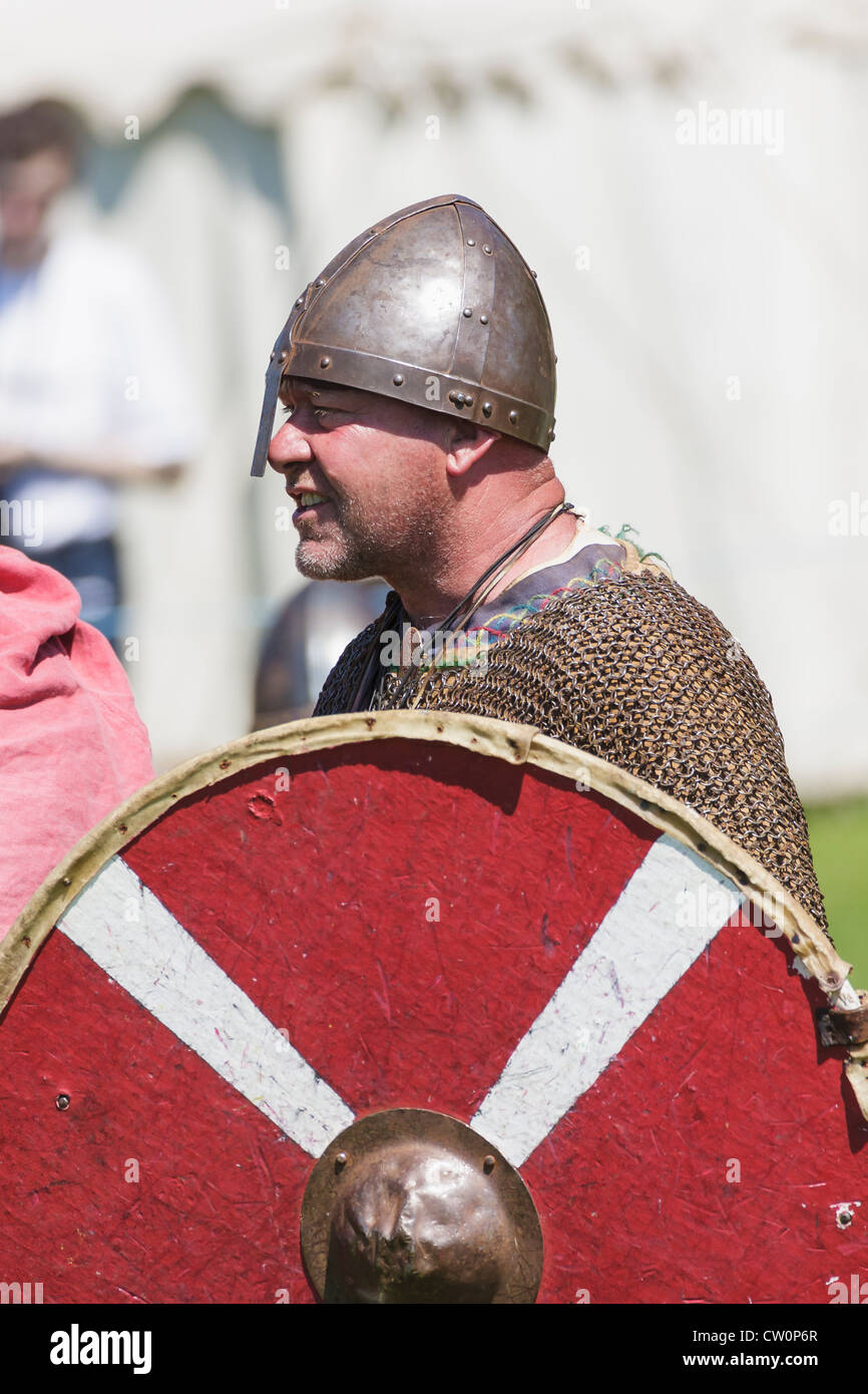 Mann in mittelalterlichen Kostümen Replik während Viking / angelsächsischen Reenactment. St Albans, UK. Mai 2012 Stockfoto