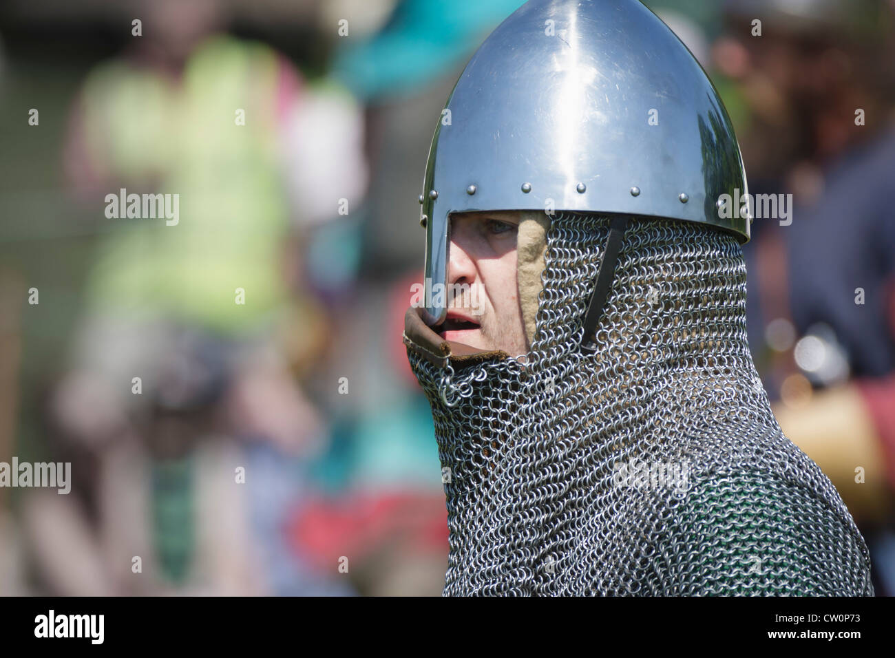 Mann in mittelalterlichen Kostümen Replik während Viking / angelsächsischen Reenactment. St Albans, UK. Mai 2012 Stockfoto