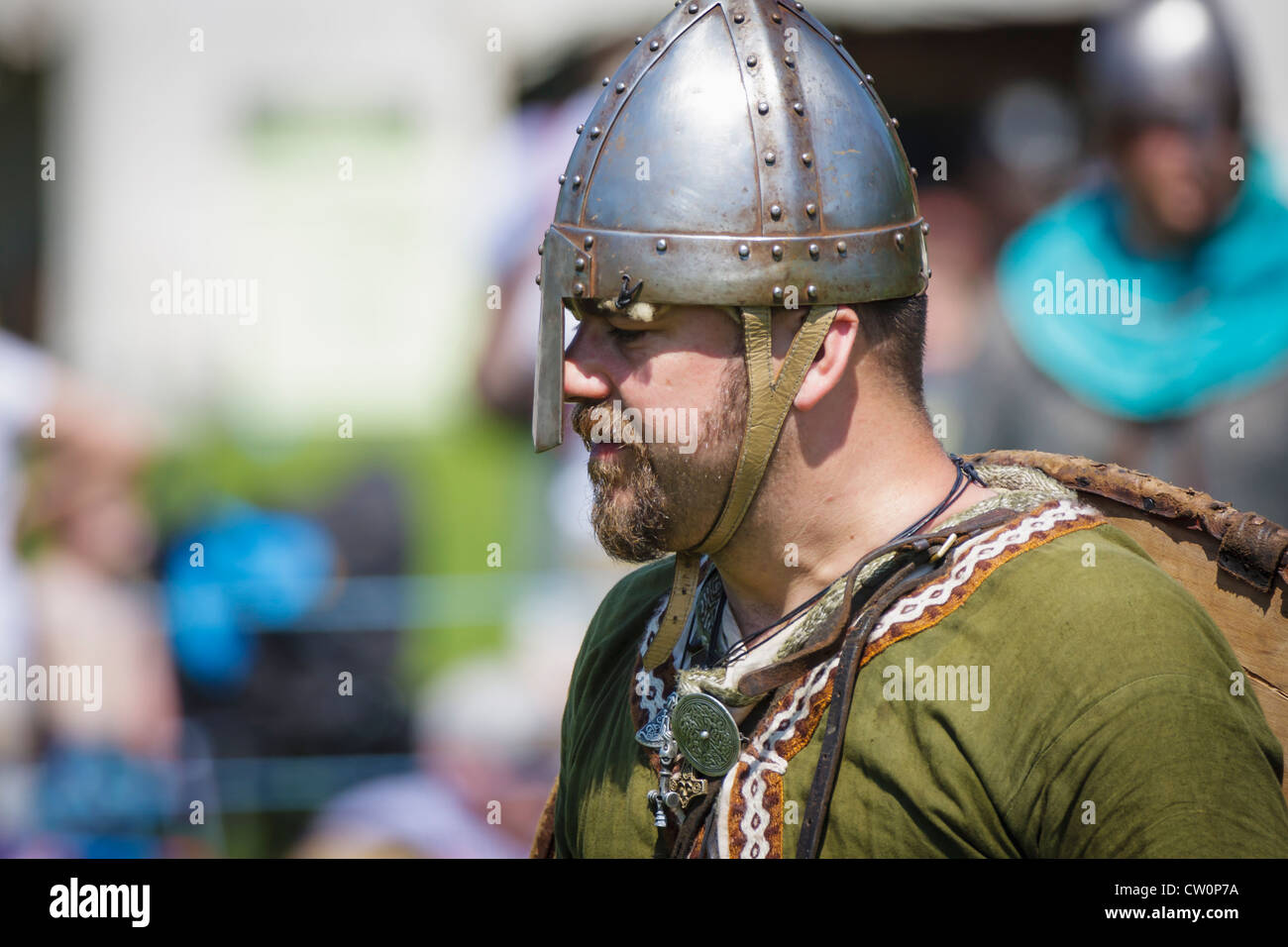 Mann in mittelalterlichen Kostümen Replik während Viking / angelsächsischen Reenactment. St Albans, UK. Mai 2012 Stockfoto