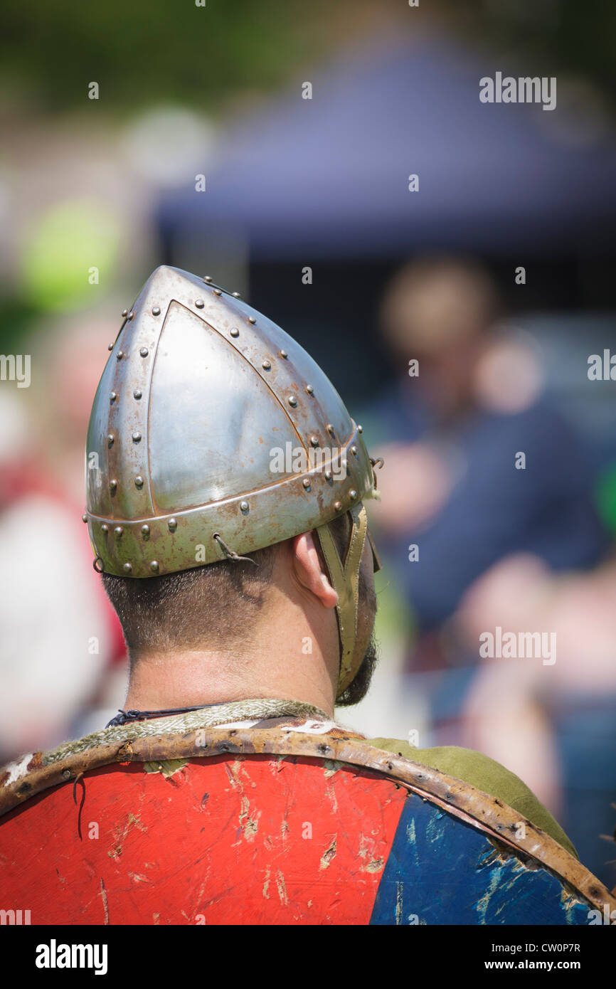 Mann in mittelalterlichen Kostümen Replik während Viking / angelsächsischen Reenactment. St Albans, UK. Mai 2012 Stockfoto