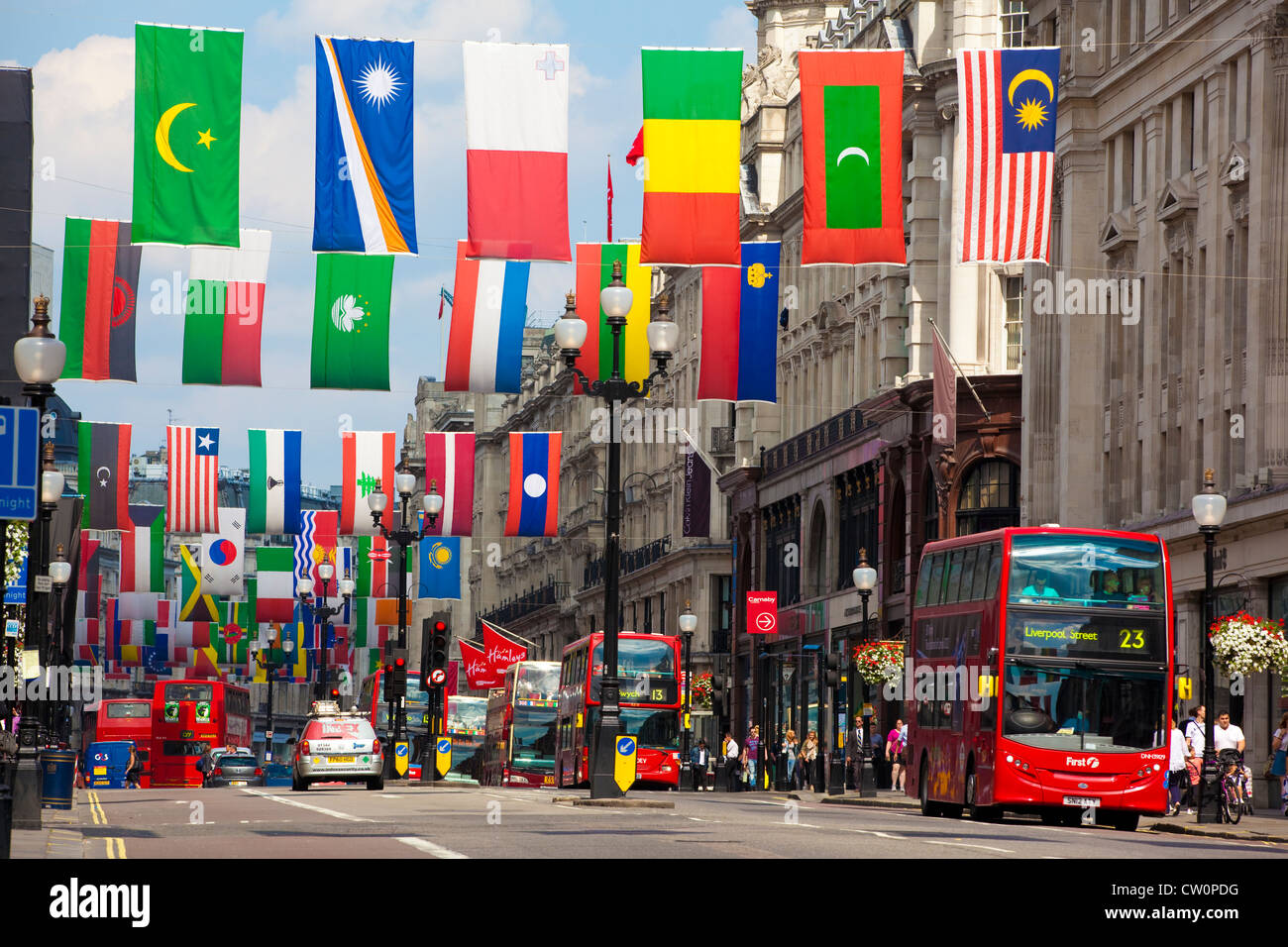 Fahnen Aufhängen in der Regent Street Central London aus Nationen, die Teilnahme an der London Olympics 2012 UK Stockfoto