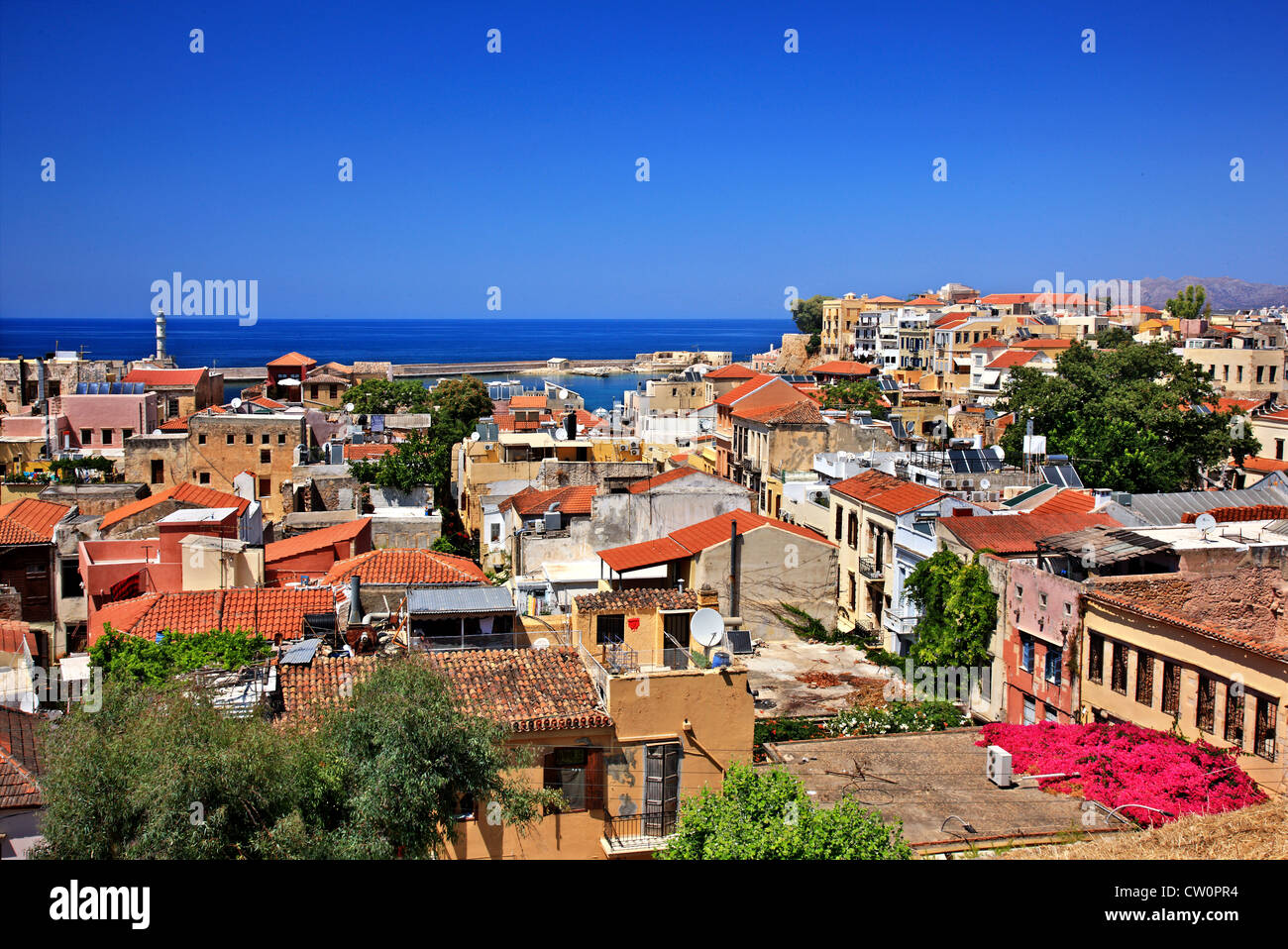 Panoramablick auf die Altstadt von Chania. In den Hintergrund, den alten venezianischen Hafen und den "Ägyptischen" Leuchtturm. Kreta, Griechenland Stockfoto