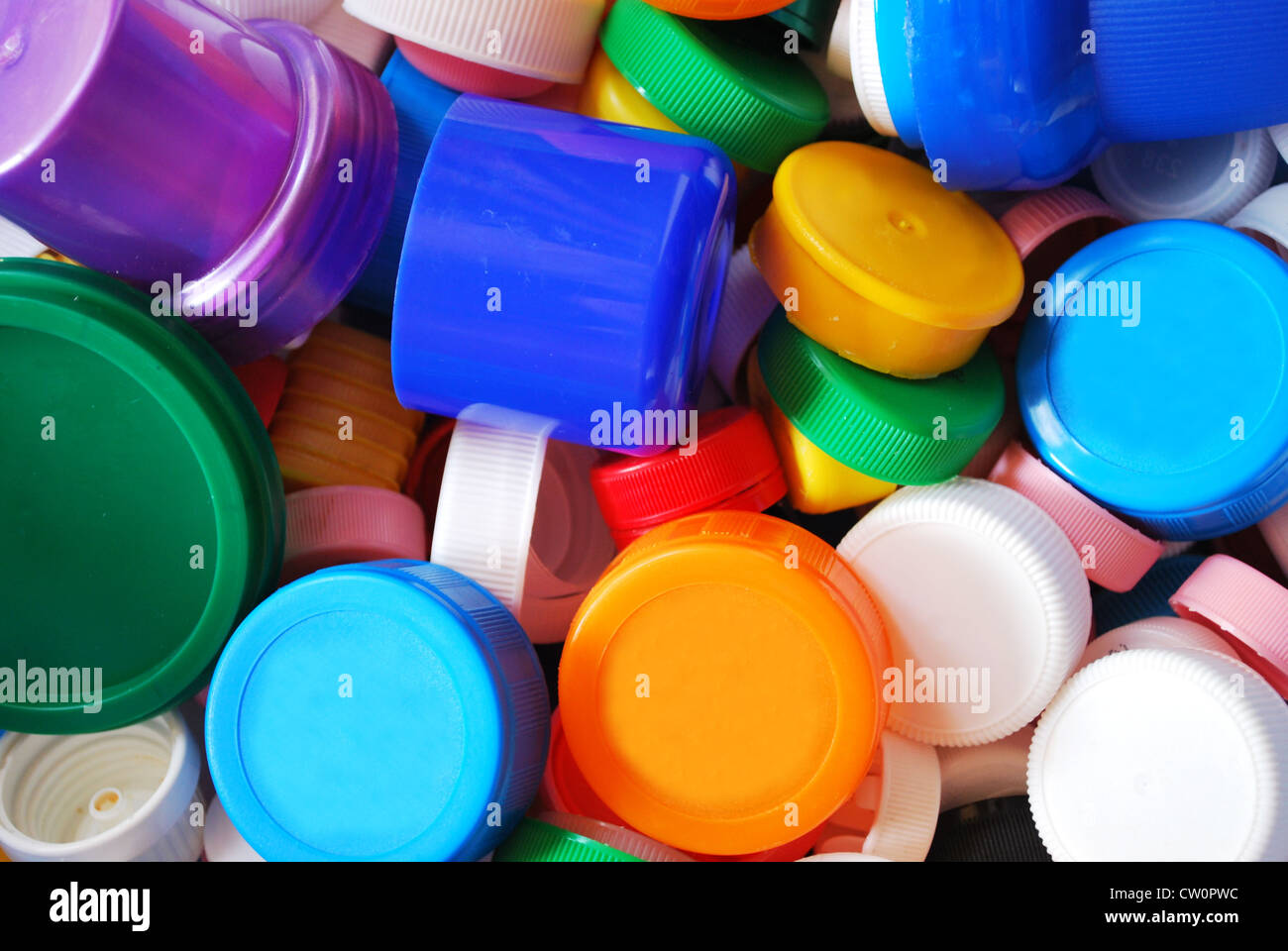 Bunte Kunststoff-Flasche Kappen für das recycling als Hintergrund Stockfoto