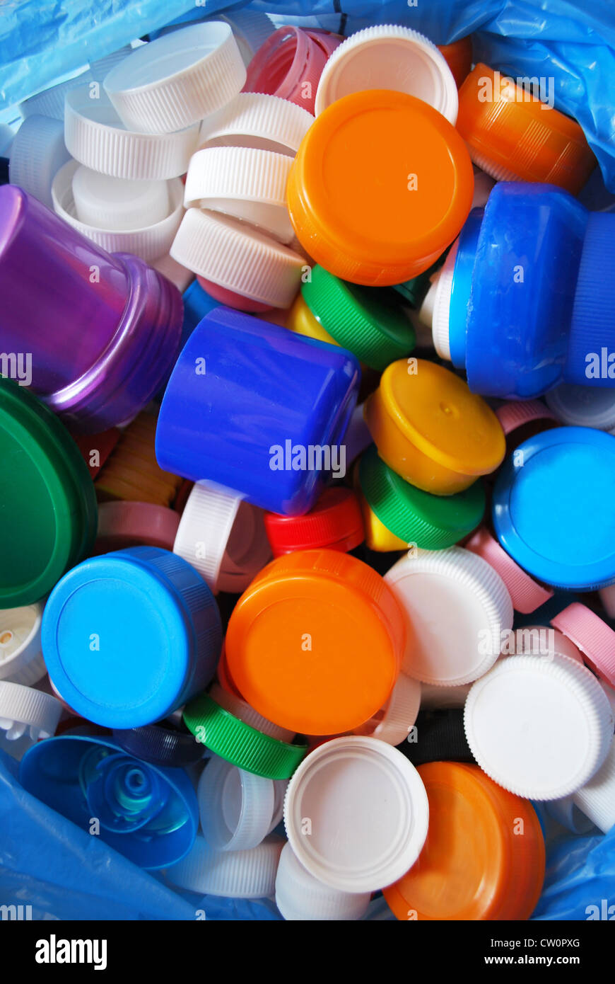 Bunte Kunststoff-Flasche Kappen für das recycling als Hintergrund Stockfoto
