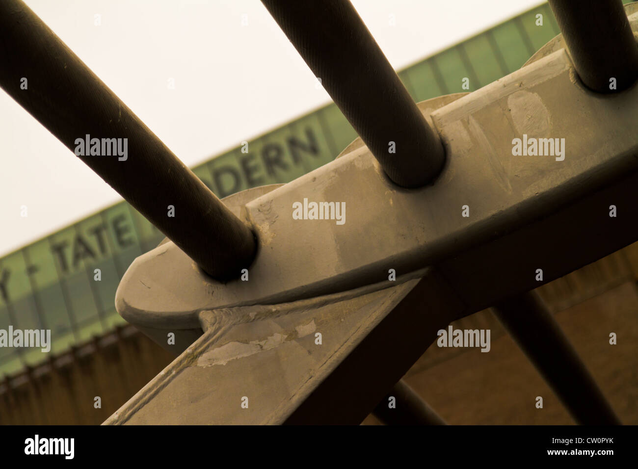 Detail von der Millennium Bridge über die Themse mit der Tate Modern Gallery im Hintergrund Stockfoto